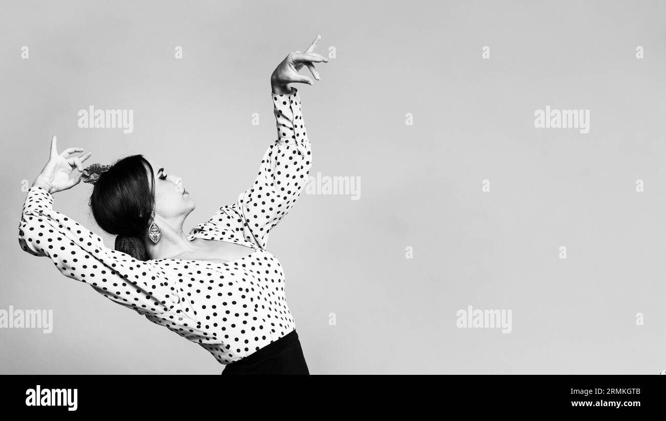 Schwarz-weiße flamenca-Tänzerin, die sich mit Kopierraum zurückbeugt Stockfoto
