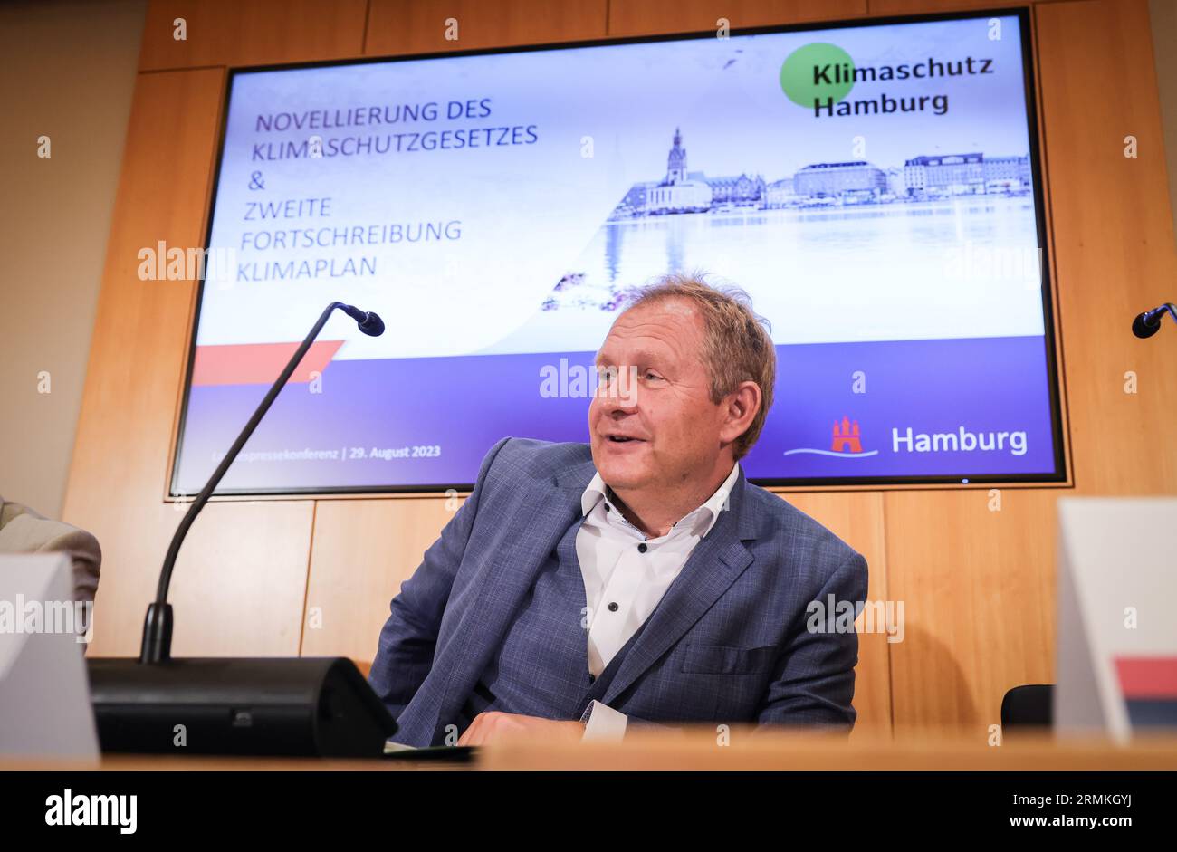 Hamburg, Deutschland. 29. August 2023. Jens Kerstan (Bündnis 90/die Grünen), Senator für Umwelt, Klima, Energie und Landwirtschaft in Hamburg, stellt auf einer Pressekonferenz im Rathaus die zweite Aktualisierung des Klimaplans und des sogenannten Klimaschutzstärkungsgesetzes für Hamburg vor. Quelle: Christian Charisius/dpa/Alamy Live News Stockfoto