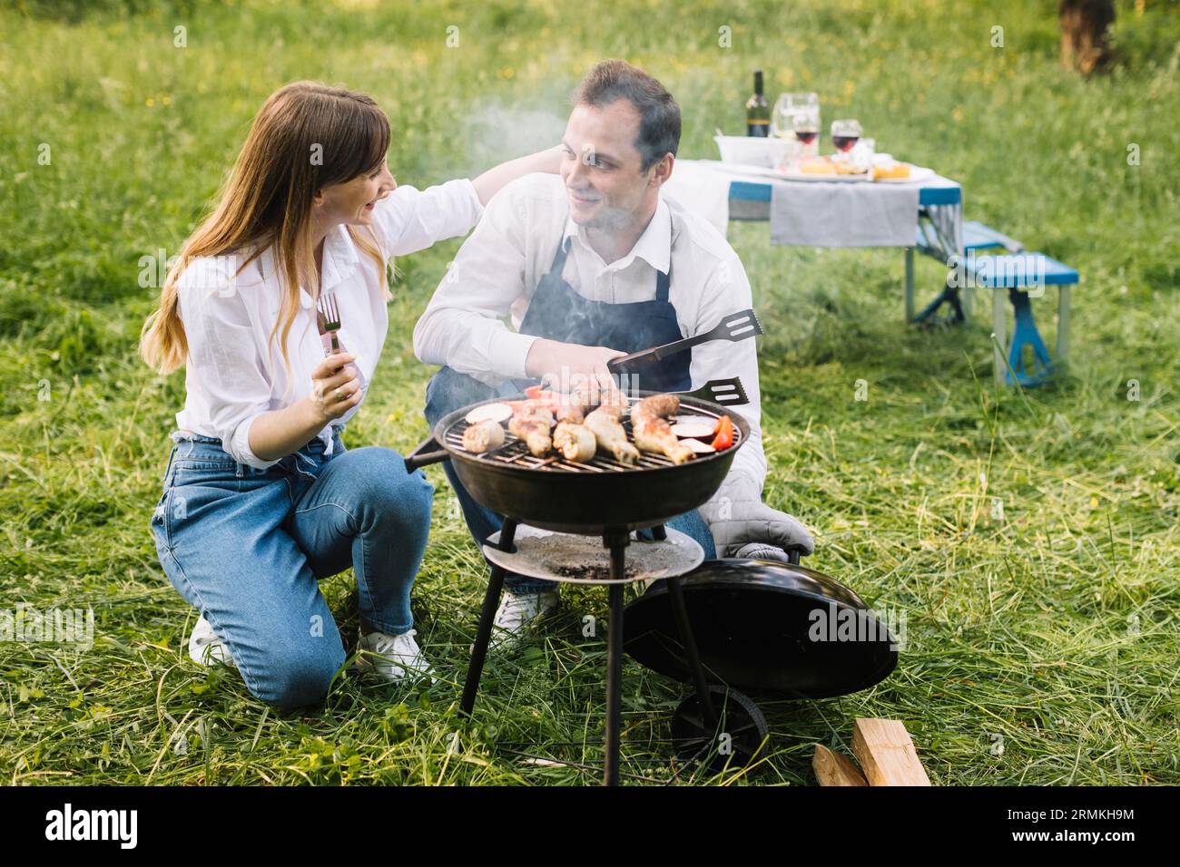 Pärchen, die in der Natur grillen Stockfoto