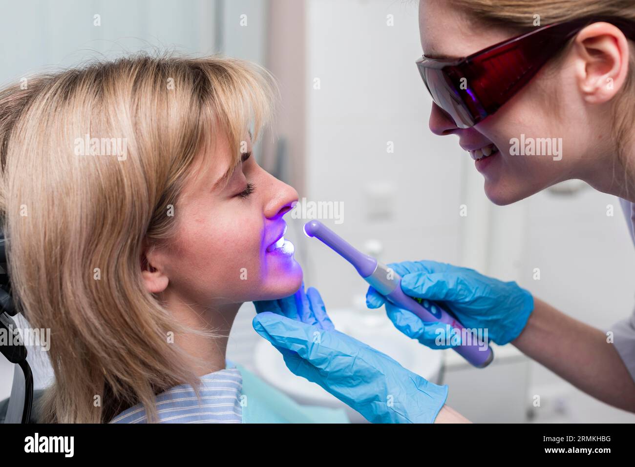 Zahnarzt mit Zahnaufhellung Stockfoto