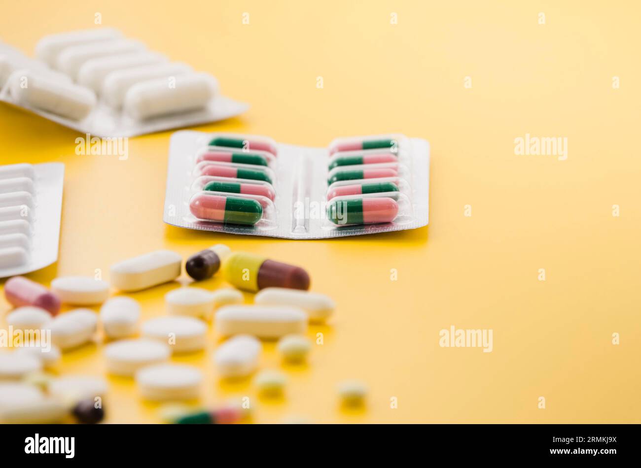 Viele Pille Blisterpackung gelben Hintergrund Stockfoto