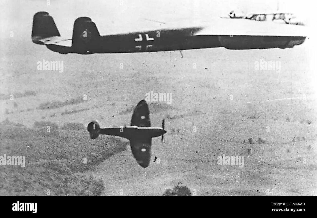 BATTLE OF BRITAIN 1940 Eine Spitfire greift eine Dornier Do 17 an. Foto: Bundesarchiv Stockfoto