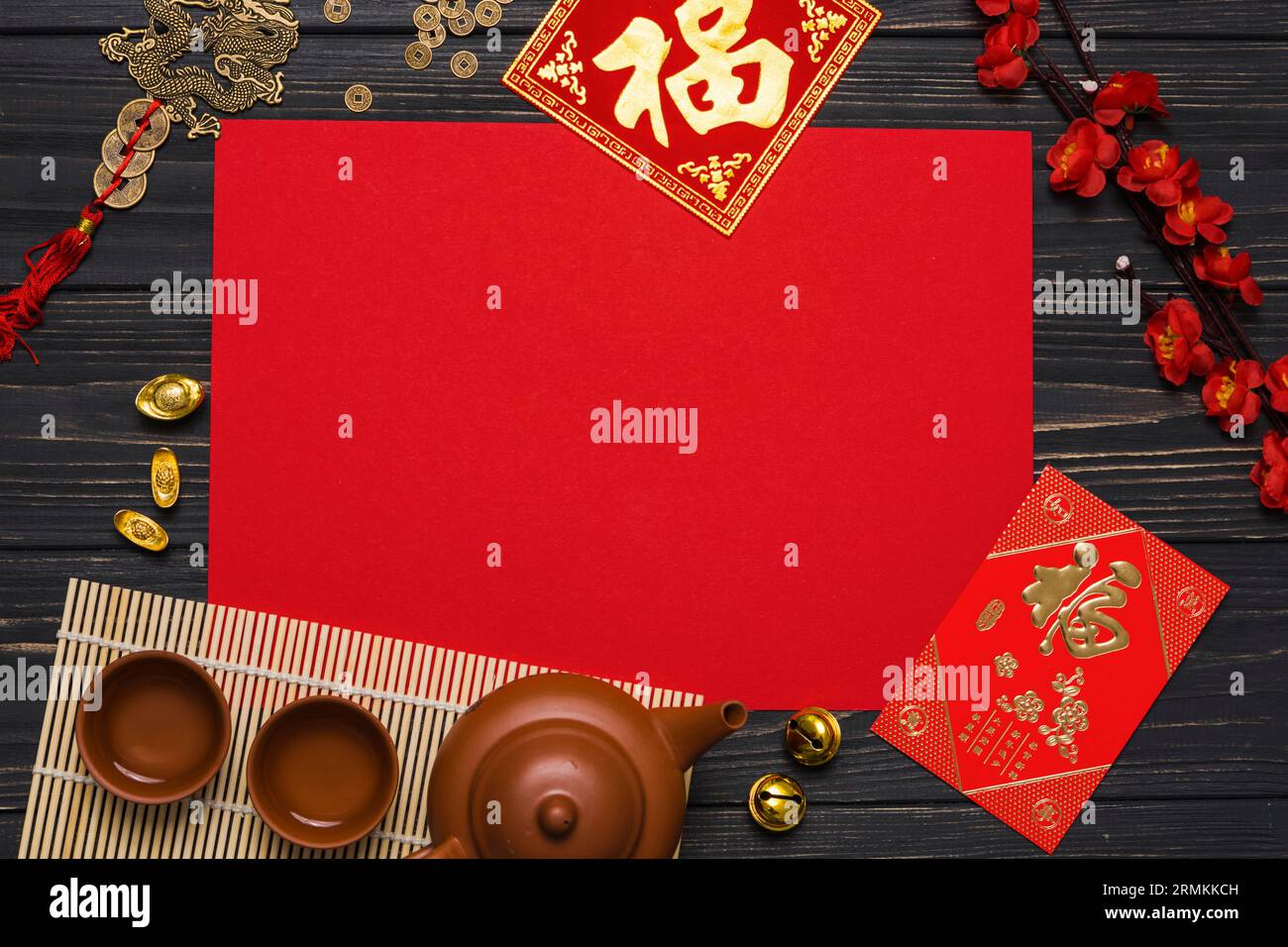 Teezeremonie-Vorräte in der Nähe von rotem Papier Stockfoto