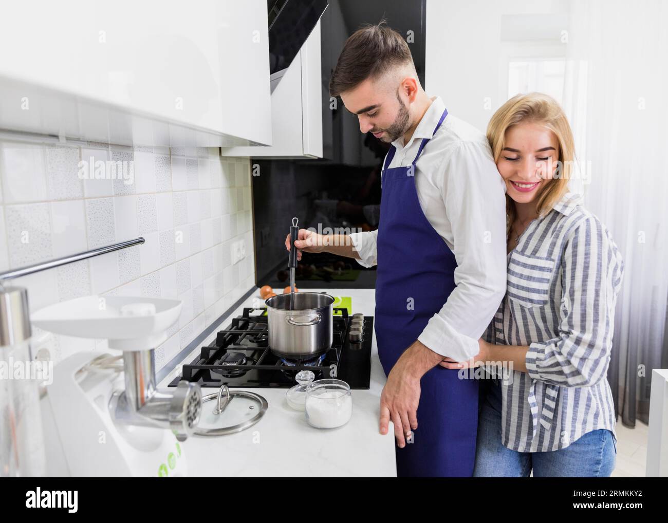 Junge Paare kochender Wassertopf Stockfoto