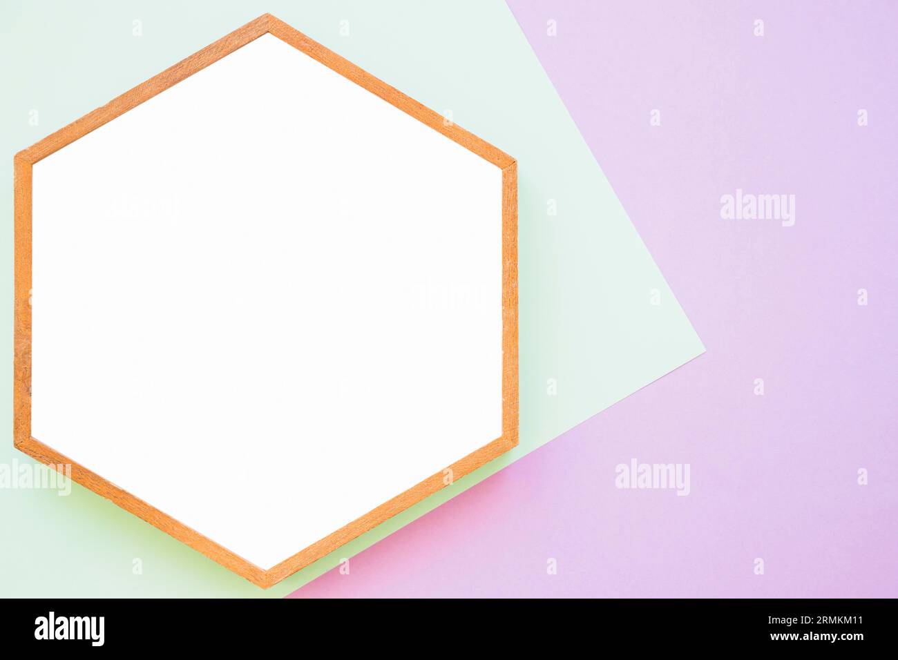 Weißer Holzrahmen mit grünem rosa Hintergrund Stockfoto