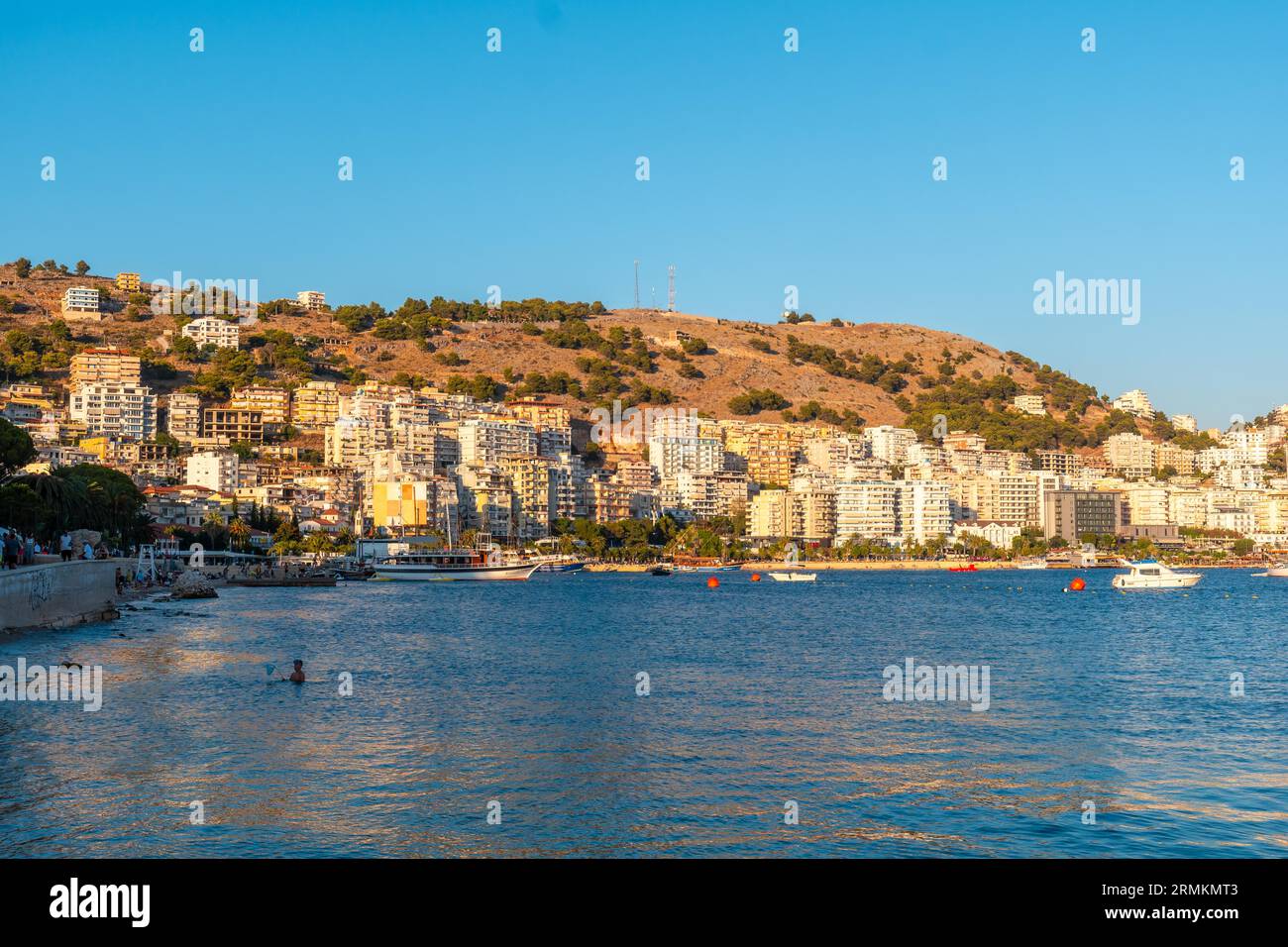 Panoramablick auf den Strand und die Stadt vom Saranda Beach an der albanischen Riviera in Sarande, Albanien Stockfoto