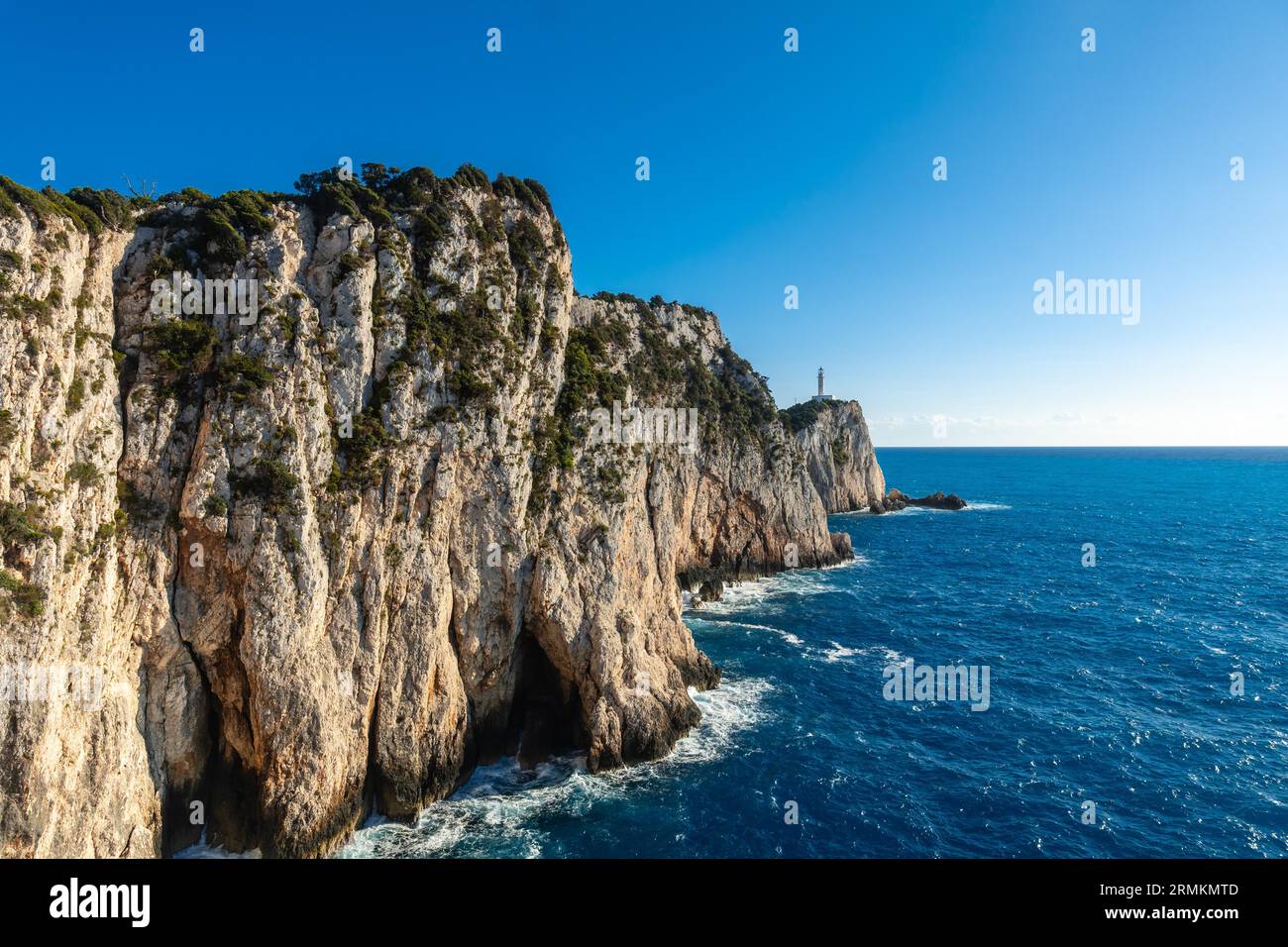 Blaues Meer am Leuchtturm oder Cape Ducato Lefkas im südlichen Teil der griechischen Insel Lefkada. Griechenland Stockfoto