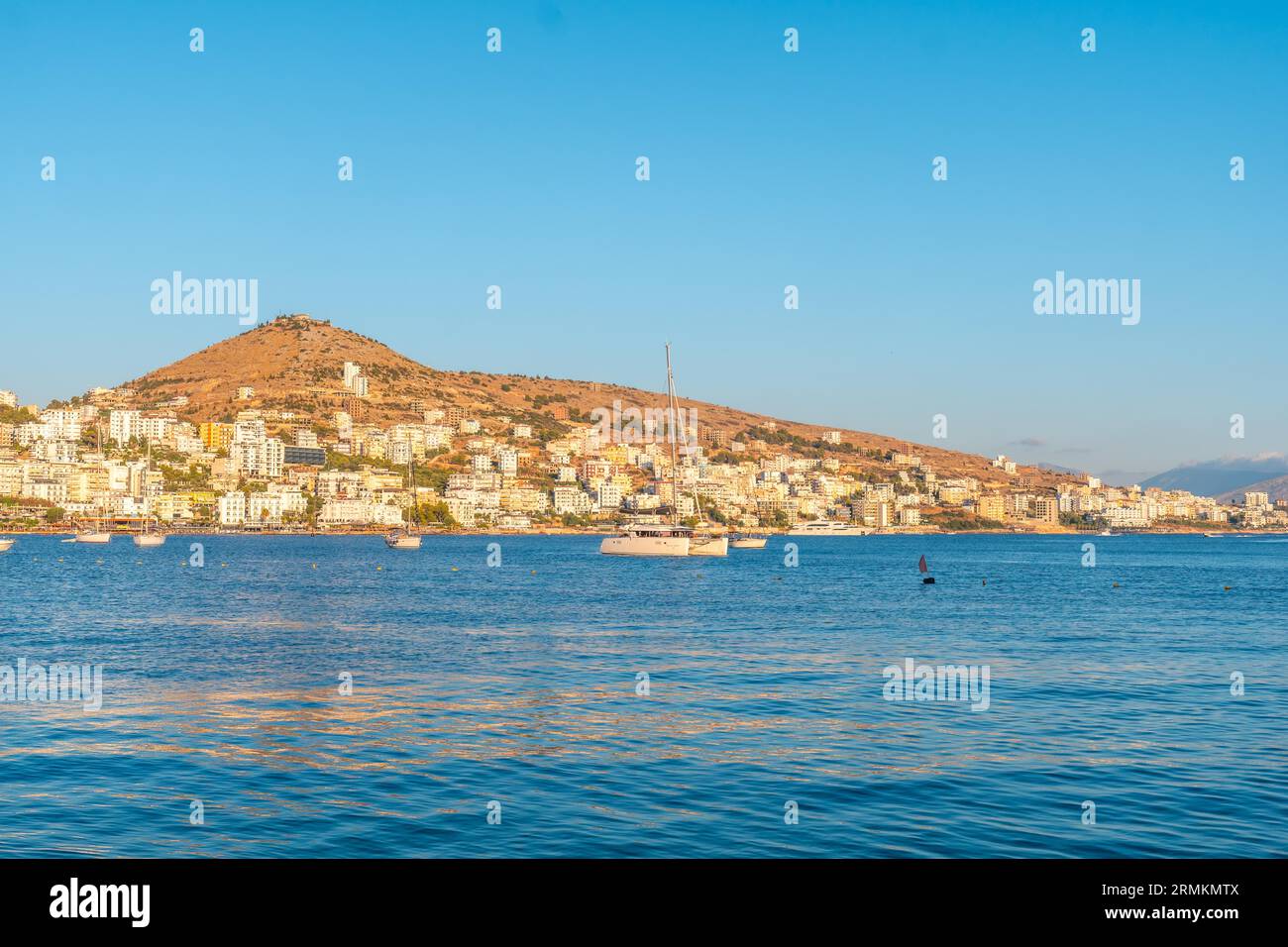 Panoramablick auf den Strand und die Stadt vom Saranda Beach an der albanischen Riviera in Sarande, Albanien Stockfoto