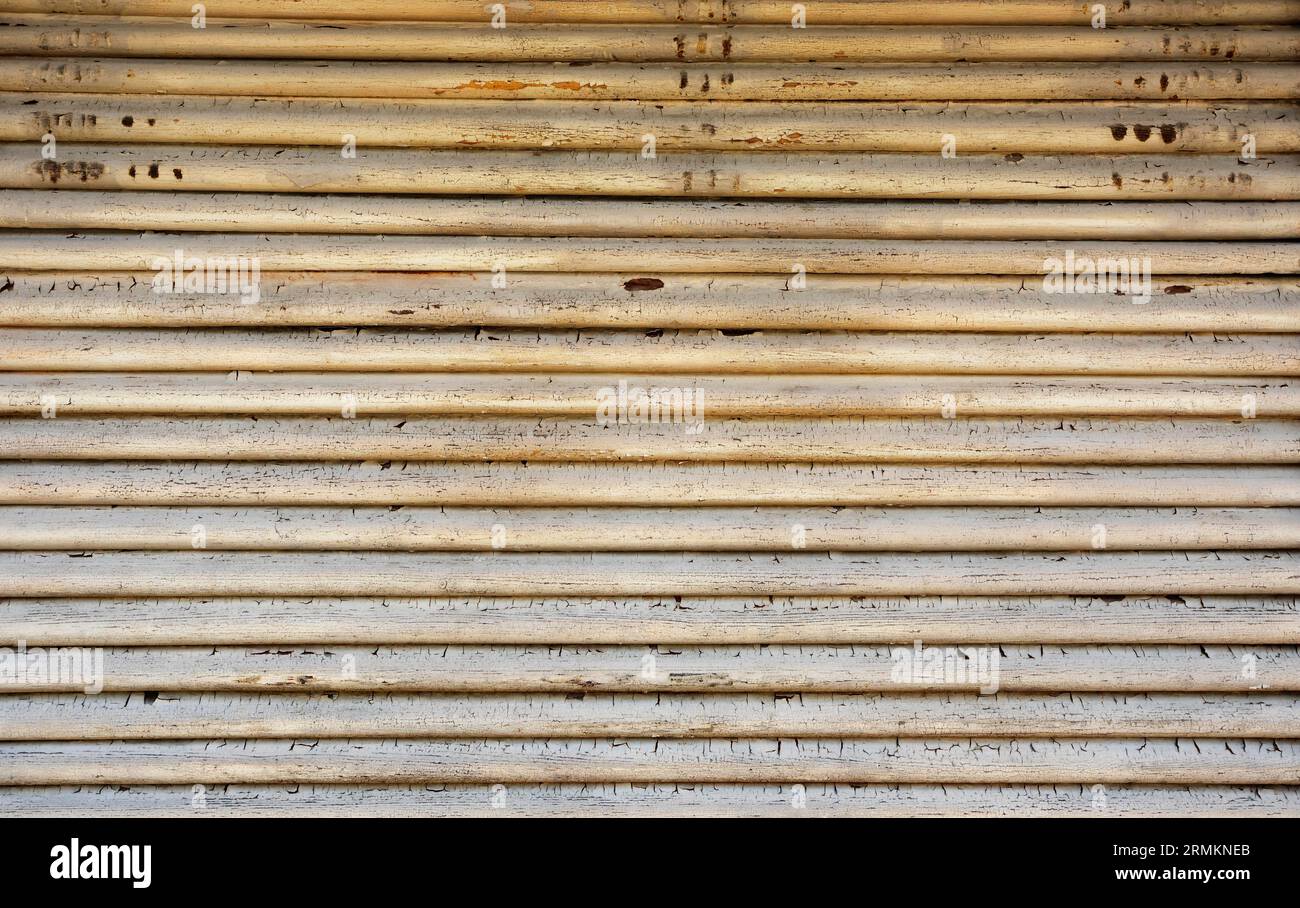 Verwitterter alter Schaufensterladen, Kurort, Bad Waltersdorf, Steiermark, Österreich Stockfoto