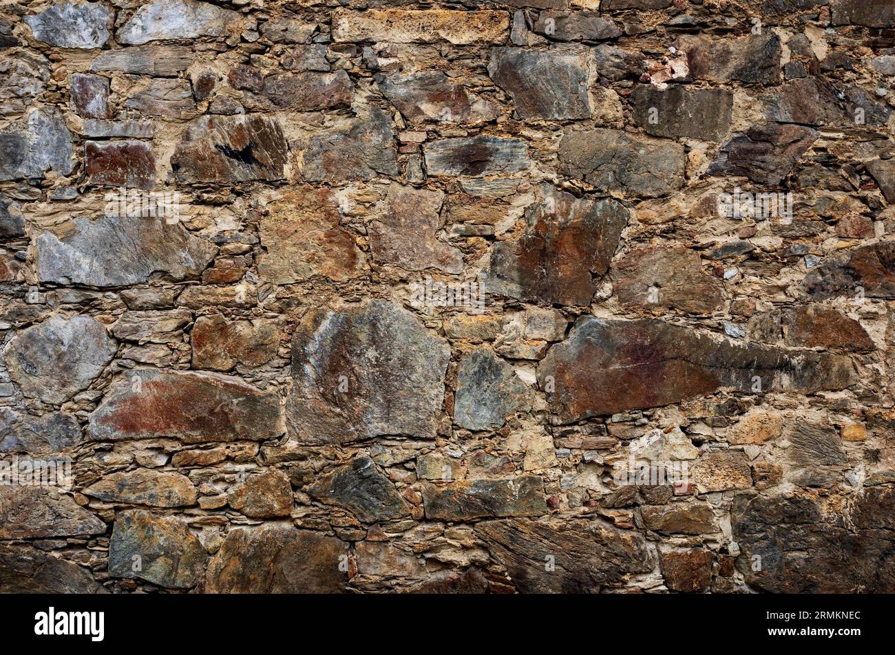 Natursteinmauer im Innenhof der Stiftskirche Sankt Veit, Kloster Poellau, Poellau, Steiermark, Österreich Stockfoto