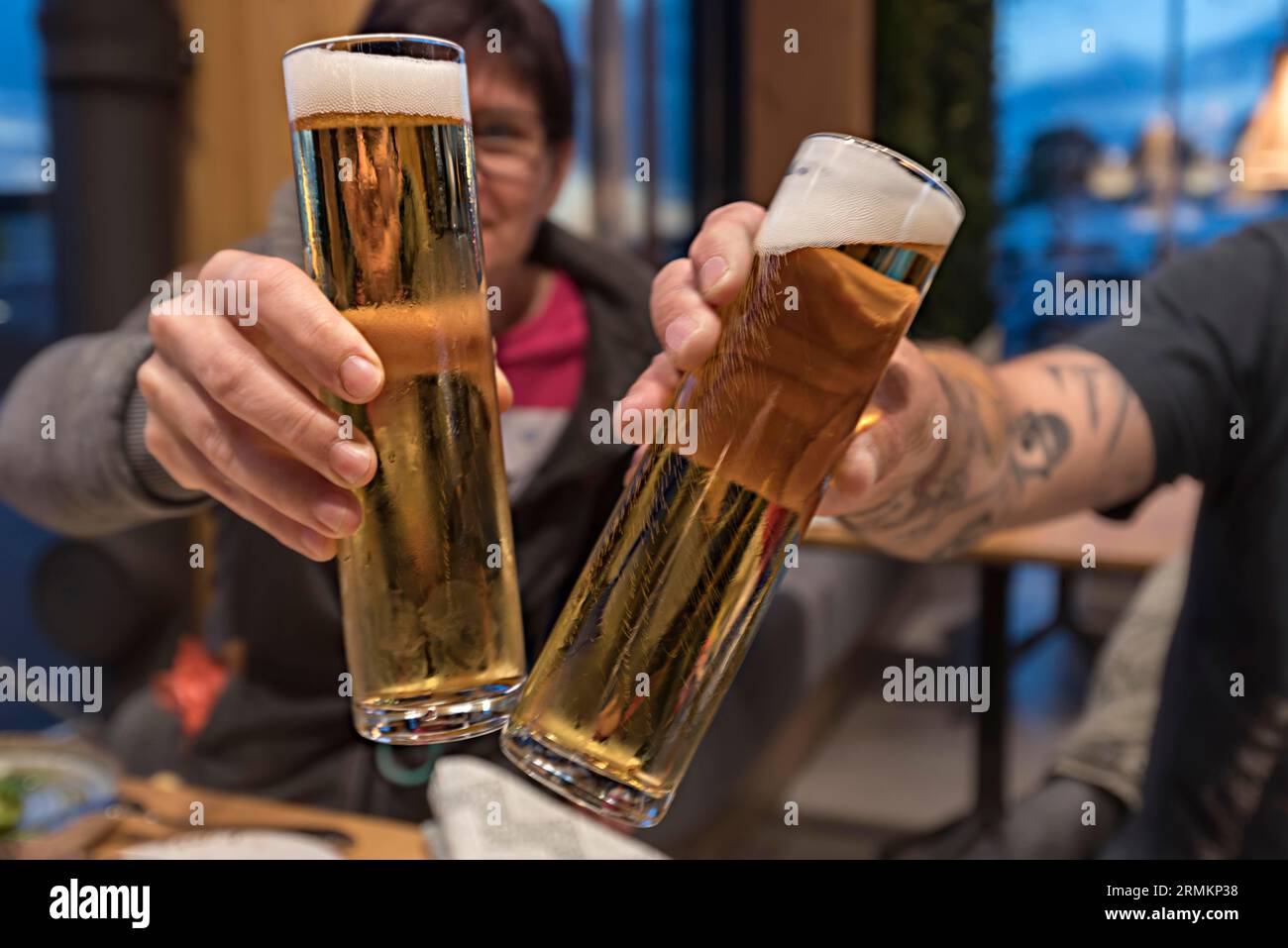 Cheers with Beer Gläsern, Bayern, Deutschland Stockfoto