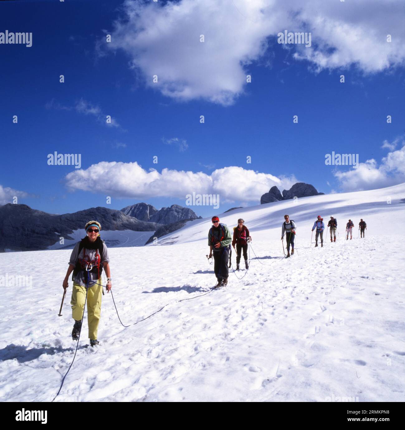 DEU, Deutschland: Die historischen Rutschen aus der Zeit 80-90, Alpen. Bergsteiger, die einen Gletscher überqueren. 80er Jahre HERR Ja Stockfoto