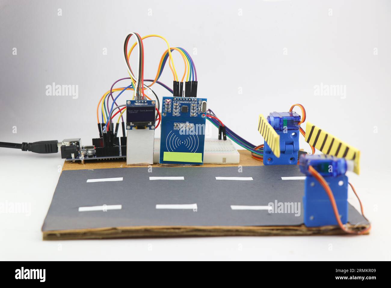 Prototyp eines automatischen Mauterfassungssystems mit RFID-Sensor und Servo mit OLED. Arduino-Projekte wurden für Mini-Engineering-Projekte entwickelt Stockfoto