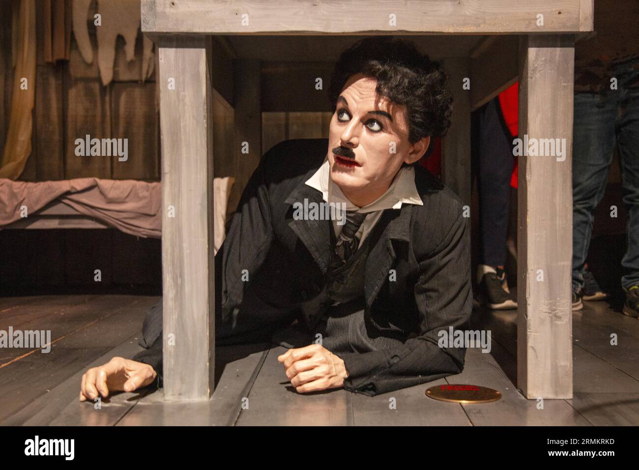 Charlie Chaplin, Wachsfigur, Filmset aus dem Film Gold Rush, Charlie Chaplin Museum, Chaplins World, Corsier-sur-Vevey, Kanton Waadt, Schweiz Stockfoto