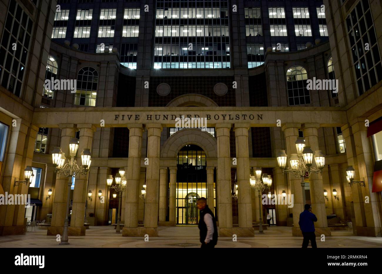 Boston. MA: Nachtblick auf den Eingang zum 500 Boylston Street Building Stockfoto