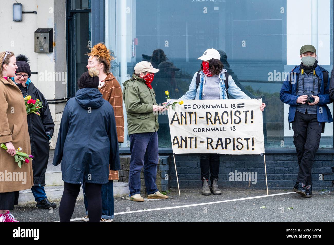 Demonstranten versammeln sich vor dem Beresford Hotel zur Unterstützung von Asylbewerbern in Newquay in Cornwall im Vereinigten Königreich. Stockfoto