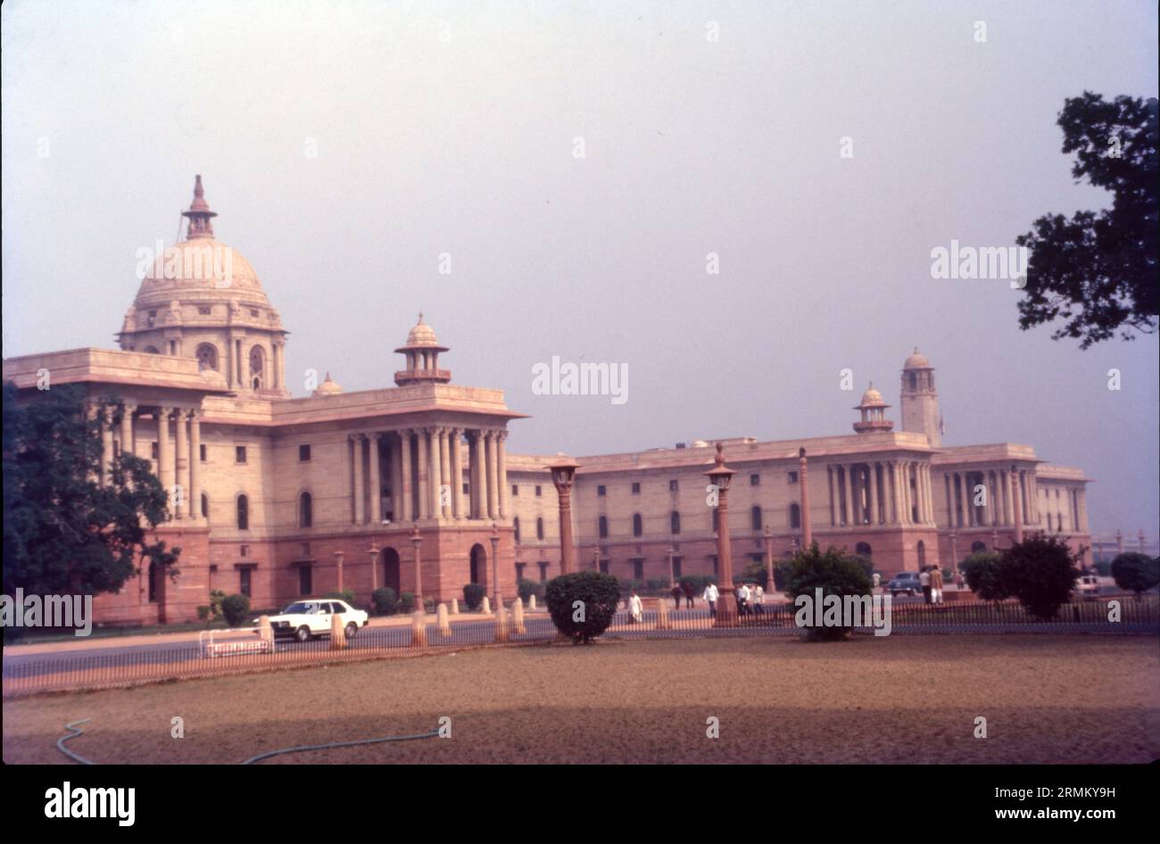 Das Sekretariatsgebäude oder das Zentralsekretariat beherbergt die wichtigen Ministerien der indischen Regierung. Die Sekretariatsgebäude befinden sich auf dem Raisina Hill in Neu-Delhi und sind zwei Blocks symmetrischer Gebäude auf gegenüberliegenden Seiten der großen Achse des Kartavya-Pfades, die den Rashtrapati Bhavan flankieren. South Block ist ein kompliziertes Labyrinth aus gewölbten Treppenhäusern und hohen Deckenpassagen. Kolonnaden und flache Dächer, dominiert von riesigen Kuppeln Stockfoto