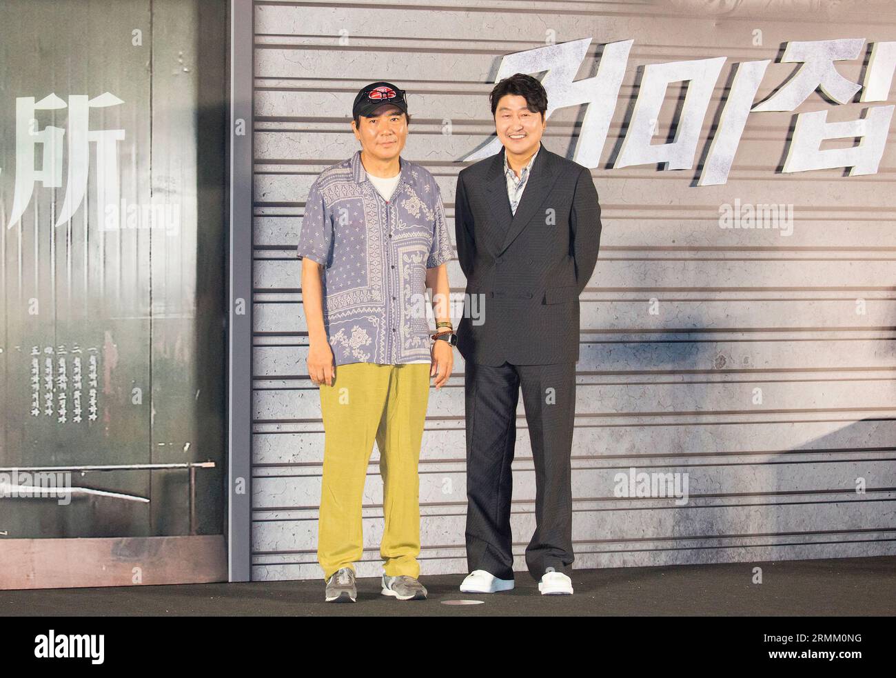 Kim Jee-Woon und Song Kang-Ho, 29. August 2023: Der südkoreanische Regisseur Kim Jee-Woon posiert mit dem Schauspieler Song Kang-Ho (R) auf einer Pressekonferenz für den kommenden schwarzen Comedy-Film Cobweb in Seoul. „Cobweb“ wurde im Mai im Rahmen der Filmfestspiele in Cannes uraufgeführt und wird am 20. September in den lokalen Theatern aufgeführt. Quelle: Lee Jae-Won/AFLO/Alamy Live News Stockfoto Kim Jee-Woon und Song Kang-Ho, 29. August 2023: Der südkoreanische Regisseur Kim Jee-Woon posiert mit dem Schauspieler Song Kang-Ho (R) auf einer Pressekonferenz für den kommenden schwarzen Comedy-Film Cobweb in Seoul. „Cobweb“ wurde im Mai im Rahmen der Filmfestspiele in Cannes uraufgeführt und wird am 20. September in den lokalen Theatern aufgeführt. Quelle: Lee Jae-Won/AFLO/Alamy Live News Stockfoto