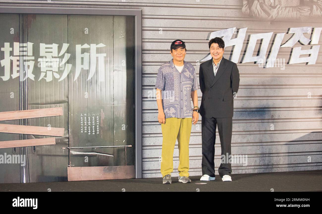 Kim Jee-Woon und Song Kang-Ho, 29. August 2023: Der südkoreanische Regisseur Kim Jee-Woon posiert mit dem Schauspieler Song Kang-Ho (R) auf einer Pressekonferenz für den kommenden schwarzen Comedy-Film Cobweb in Seoul. „Cobweb“ wurde im Mai im Rahmen der Filmfestspiele in Cannes uraufgeführt und wird am 20. September in den lokalen Theatern aufgeführt. Quelle: Lee Jae-Won/AFLO/Alamy Live News Stockfoto Kim Jee-Woon und Song Kang-Ho, 29. August 2023: Der südkoreanische Regisseur Kim Jee-Woon posiert mit dem Schauspieler Song Kang-Ho (R) auf einer Pressekonferenz für den kommenden schwarzen Comedy-Film Cobweb in Seoul. „Cobweb“ wurde im Mai im Rahmen der Filmfestspiele in Cannes uraufgeführt und wird am 20. September in den lokalen Theatern aufgeführt. Quelle: Lee Jae-Won/AFLO/Alamy Live News Stockfoto