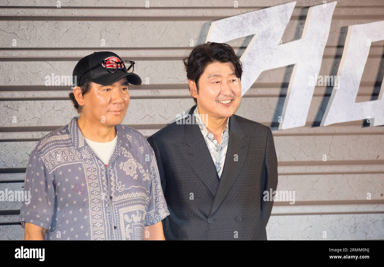 Kim Jee-Woon und Song Kang-Ho, 29. August 2023: Der südkoreanische Regisseur Kim Jee-Woon posiert mit dem Schauspieler Song Kang-Ho (R) auf einer Pressekonferenz für den kommenden schwarzen Comedy-Film Cobweb in Seoul. „Cobweb“ wurde im Mai im Rahmen der Filmfestspiele in Cannes uraufgeführt und wird am 20. September in den lokalen Theatern aufgeführt. Quelle: Lee Jae-Won/AFLO/Alamy Live News Stockfoto Kim Jee-Woon und Song Kang-Ho, 29. August 2023: Der südkoreanische Regisseur Kim Jee-Woon posiert mit dem Schauspieler Song Kang-Ho (R) auf einer Pressekonferenz für den kommenden schwarzen Comedy-Film Cobweb in Seoul. „Cobweb“ wurde im Mai im Rahmen der Filmfestspiele in Cannes uraufgeführt und wird am 20. September in den lokalen Theatern aufgeführt. Quelle: Lee Jae-Won/AFLO/Alamy Live News Stockfoto