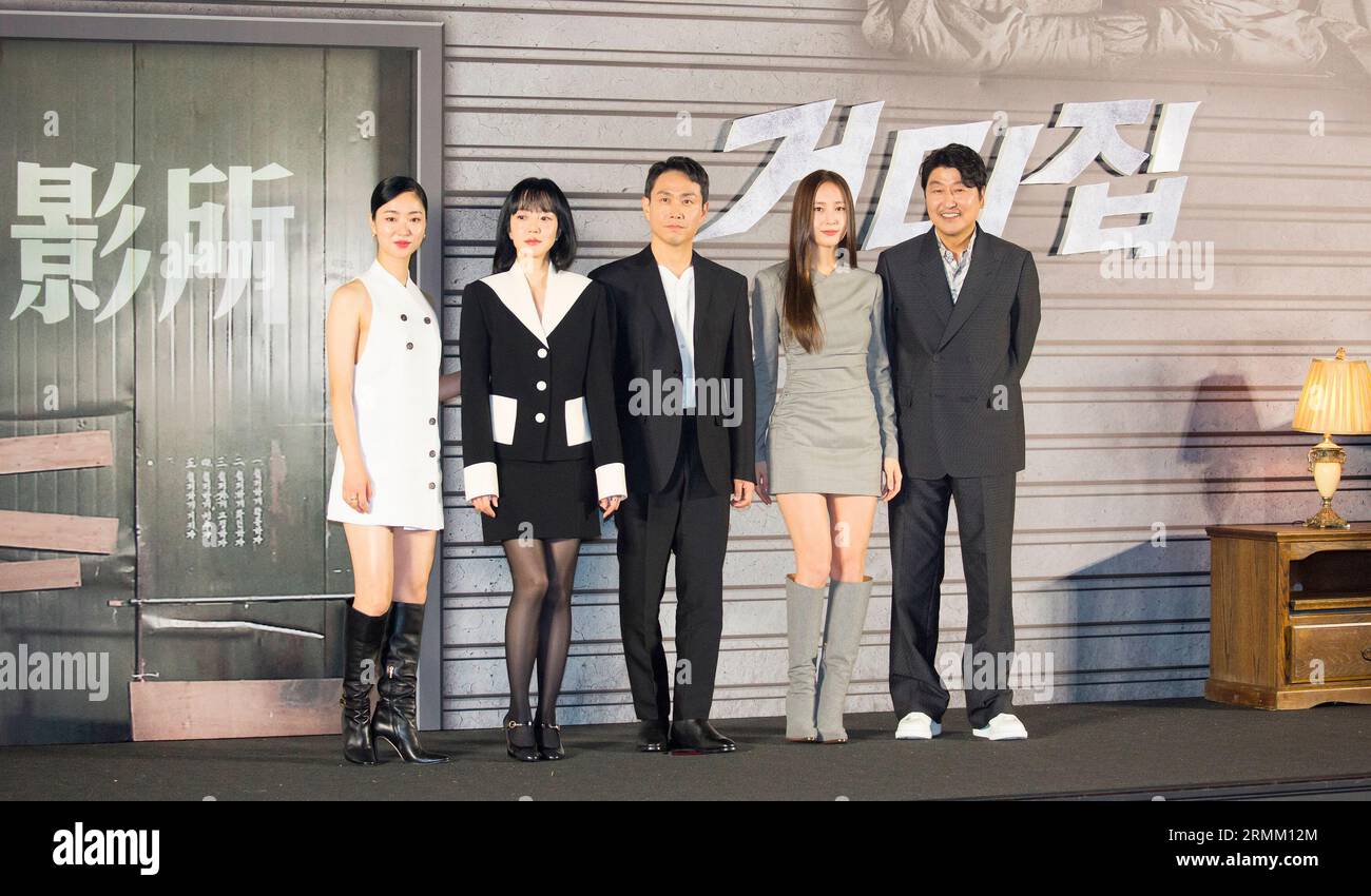 Jeon Yeo-been, Lim Soo-Jung, Oh Jung-SE, Jung Soo-Jung und Song Kang-Ho, 29. August 2023: (L-R) die Cast-Mitglieder Jeon Yeo-been, Lim Soo-Jung, Oh Jung-SE, Jung Soo-Jung und Song Kang-Ho posieren auf einer Pressekonferenz für die kommende schwarze Comedy in Seoul, Südkorea. „Cobweb“ wurde im Mai im Rahmen der Filmfestspiele in Cannes uraufgeführt und wird am 20. September in den lokalen Theatern aufgeführt. Quelle: Lee Jae-Won/AFLO/Alamy Live News Stockfoto Jeon Yeo-been, Lim Soo-Jung, Oh Jung-SE, Jung Soo-Jung und Song Kang-Ho, 29. August 2023: (L-R) die Cast-Mitglieder Jeon Yeo-been, Lim Soo-Jung, Oh Jung-SE, Jung Soo-Jung und Song Kang-Ho posieren auf einer Pressekonferenz für die kommende schwarze Comedy in Seoul, Südkorea. „Cobweb“ wurde im Mai im Rahmen der Filmfestspiele in Cannes uraufgeführt und wird am 20. September in den lokalen Theatern aufgeführt. Quelle: Lee Jae-Won/AFLO/Alamy Live News Stockfoto