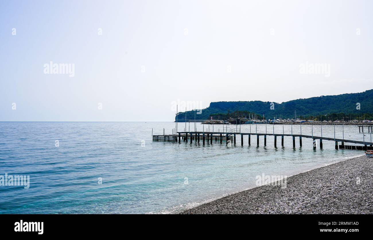 Mittelmeer in der Nähe von Kemer. Landschaft in der Türkei. Natur am Strand mit Steg im Hintergrund. Stockfoto
