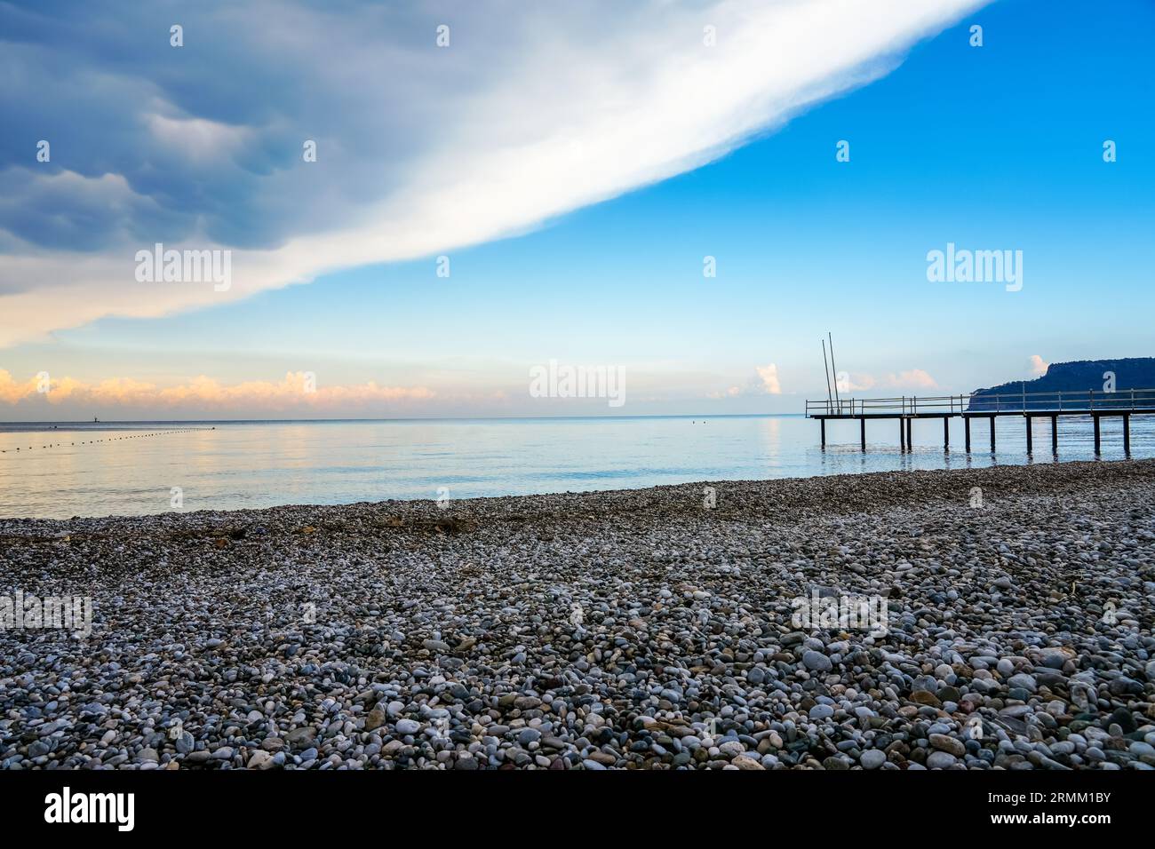 Mittelmeer in der Nähe von Kemer. Landschaft in der Türkei. Natur am Strand mit Steg im Hintergrund. Stockfoto
