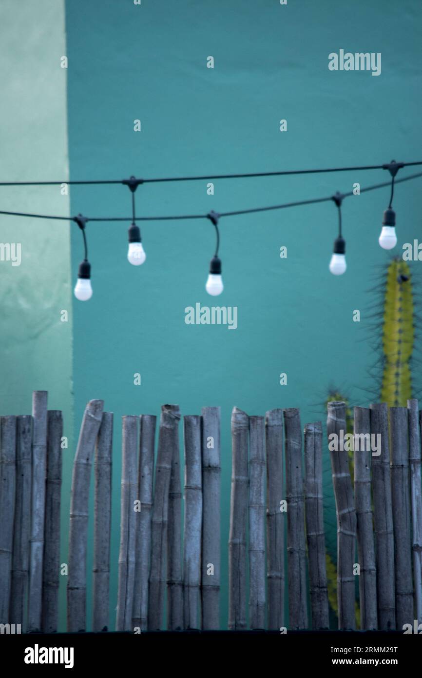 Dekoration einer Terrasse. Lichterketten zum Aufhängen Stockfoto