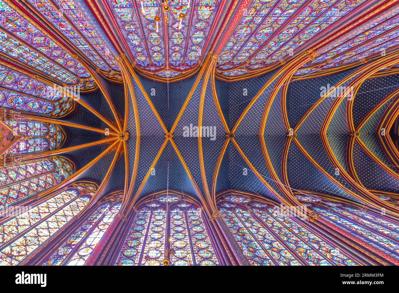 Monumentales Interieur der Sainte-Chapelle mit Buntglasfenstern, obere Ebene der königlichen Kapelle im gotischen Stil. Palais de la Cite, Paris, Frankreich Stockfoto
