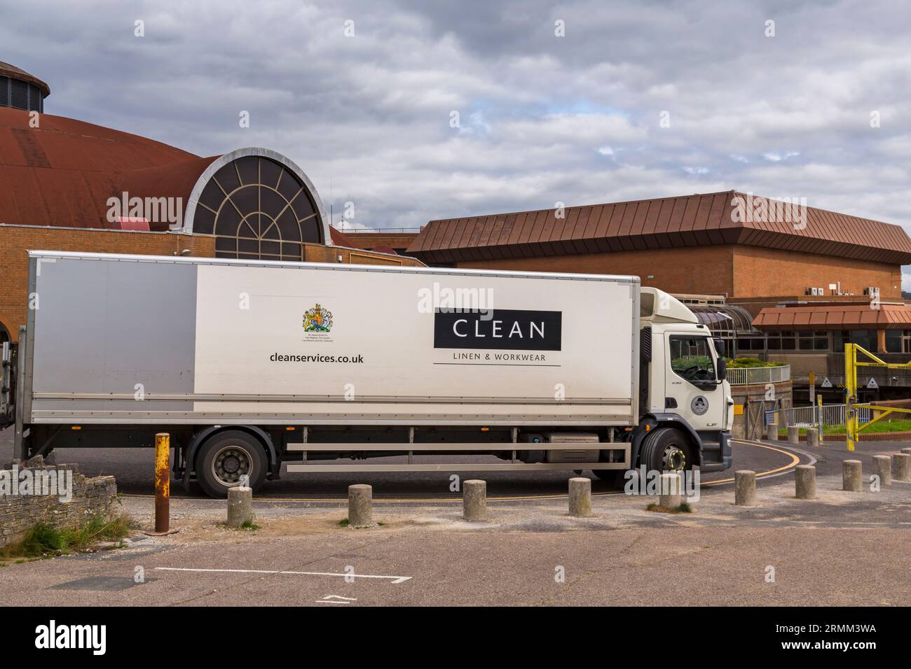 Clean Leinen & Workwear Cleanservice Vehicle parkte im August im BIC Bournemouth International Centre in Bournemouth, Dorset UK Stockfoto