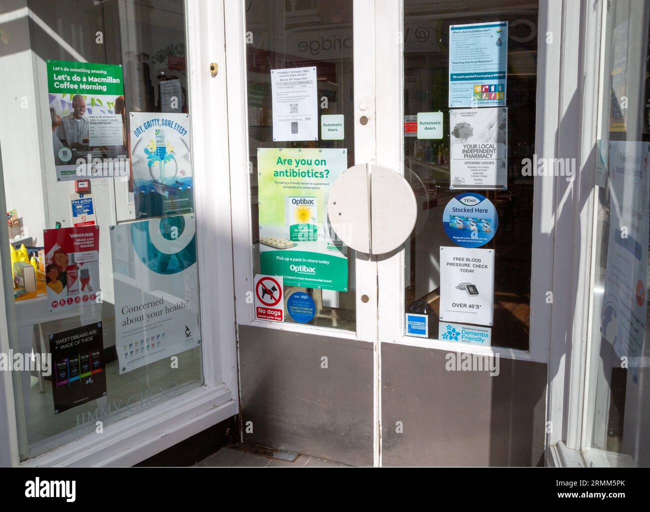 Werbeplakate in der Apotheke Doorway, Woodbridge, Sufffolk, England, Großbritannien Stockfoto