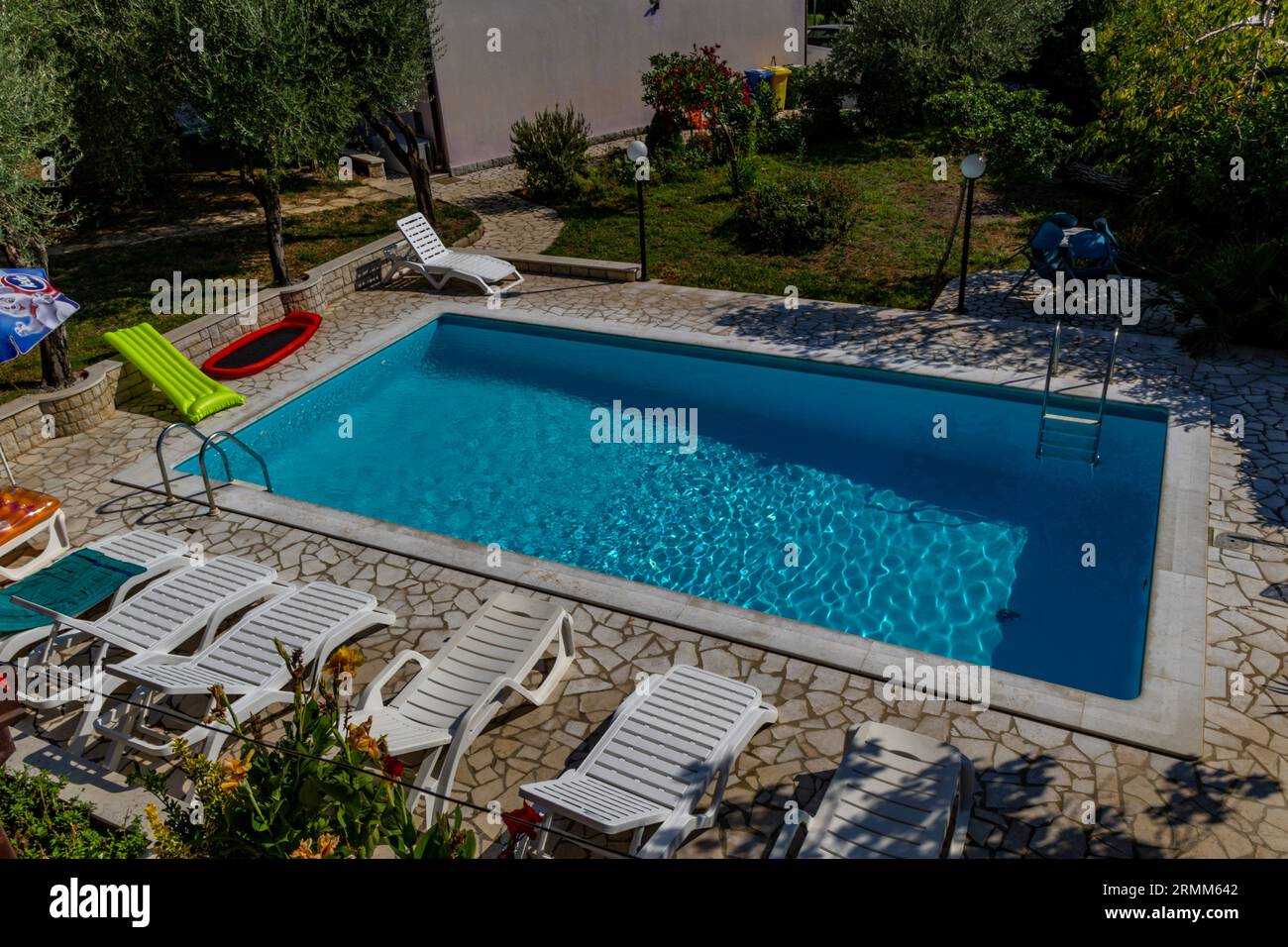 Schwimmen auf einer Matratze aufblasbare Matratze im Pool nimmt Platz im Pool von Touristen Stockfoto