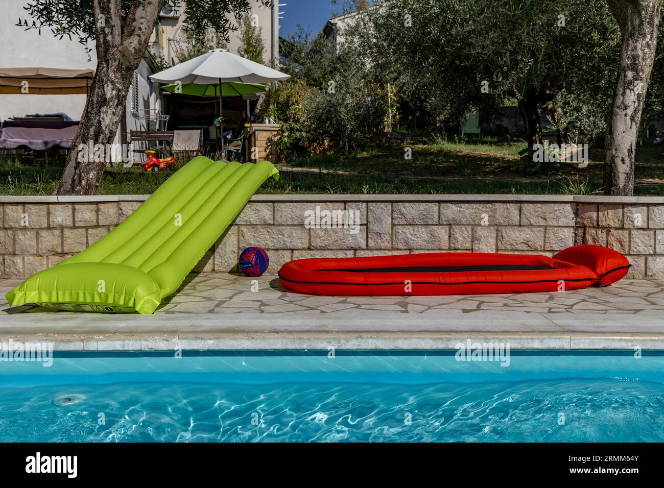 Schwimmen auf einer Matratze aufblasbare Matratze im Pool nimmt Platz im Pool von Touristen Stockfoto