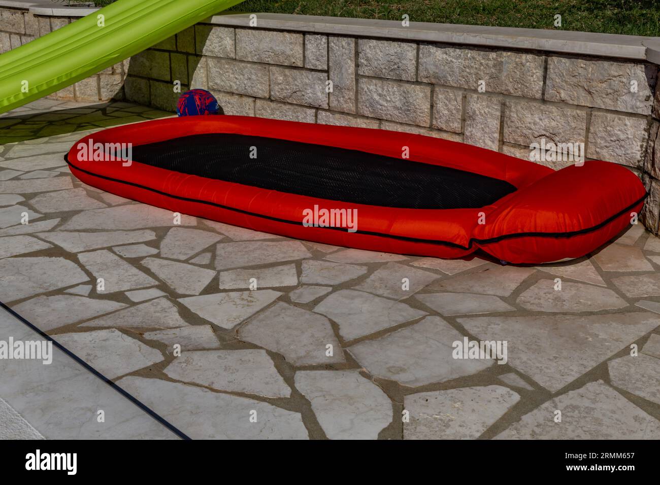 Schwimmen auf einer Matratze aufblasbare Matratze im Pool nimmt Platz im Pool von Touristen Stockfoto