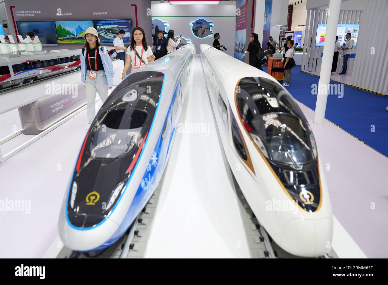 Harbin, chinesische Provinz Heilongjiang. 29. August 2023. Besucher besuchen den Stand der China Railway Rolling Stock Corporation (CRRC) auf der 6. China International Advanced Materials Industry Exposition in Harbin, nordöstliche chinesische Provinz Heilongjiang, 29. August 2023. Am Dienstag startete in Harbin die 6. Internationale Ausstellung der China Advanced Materials Industry zum Thema „Cooperation to share New Opportunities, Innovate to Inspire New Driving Forces“. Quelle: Wang Jianwei/Xinhua/Alamy Live News Stockfoto