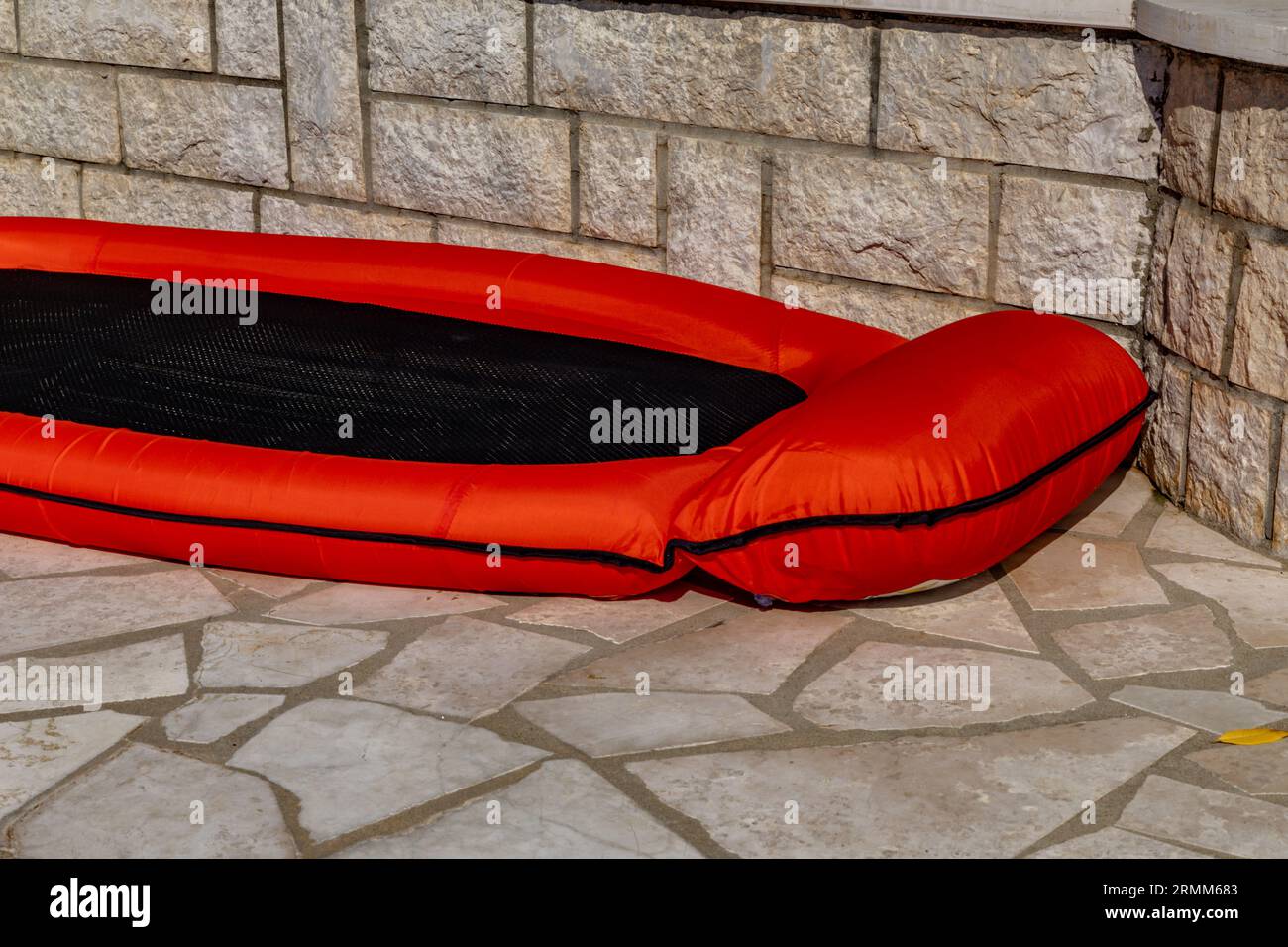 Schwimmen auf einer Matratze aufblasbare Matratze im Pool nimmt Platz im Pool von Touristen Stockfoto