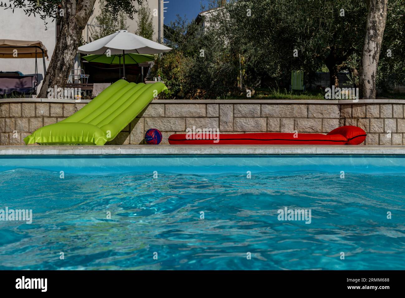 Schwimmen auf einer Matratze aufblasbare Matratze im Pool nimmt Platz im Pool von Touristen Stockfoto