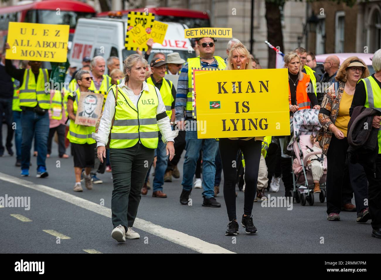 London, Großbritannien. 29. August 2023. Die Menschen in Whitehall nehmen an einem Stop-ULEZ-Protest vor der Downing Street Teil, an dem Tag, an dem die Ultra Low Emission Zone (ULEZ) um die äußeren Stadtteile von London erweitert wurde, um ganz Greater London abzudecken. Sie argumentieren, dass die Kosten der täglichen Gebühr von 12,50 £, die eine große Anzahl von Fahrzeugen betreffen, die nicht den Vorschriften entsprechen, sich auf Arbeitsplätze auswirken werden, und dass die Zuschüsse, die angeboten werden, um solche Fahrzeuge zu ersetzen, nicht ausreichen, insbesondere da die Lebenshaltungskosten weiter anhalten. Quelle: Stephen Chung / Alamy Live News Stockfoto