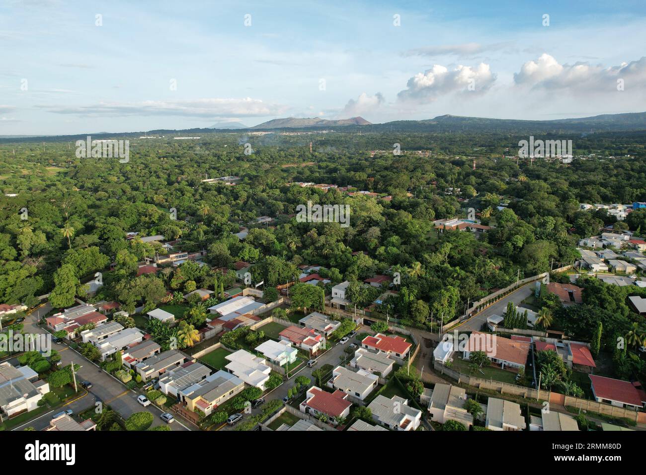 Wohnstraße mit Häusern in Nicaragua auf grüner Berglandschaft aus der Vogelperspektive Stockfoto