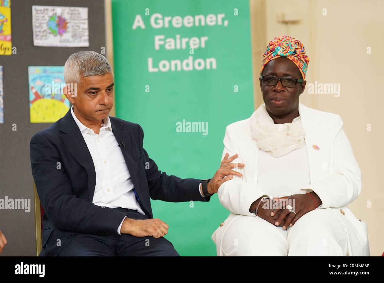 Bürgermeister von London Sadiq Khan mit Rosamund Adoo-Kissi-Debrah in Catford im Südosten Londons, am ersten Tag der Erweiterung der Ultra-Low Emission Zone (ULEZ) um ganz London. Rosamunds Tochter Ella Adoo-Kissi-Debrah starb 2013 an einem tödlichen Asthmaanfall und war die erste Person weltweit, die „Luftverschmutzung“ als Todesursache hatte. Die Hauptstadt ist mit einer täglichen Gebühr von 12,50 £ für die umweltschädlichsten Fahrzeuge zum größten Entgeltgebiet der Welt geworden. Bilddatum: Dienstag, 29. August 2023. Stockfoto