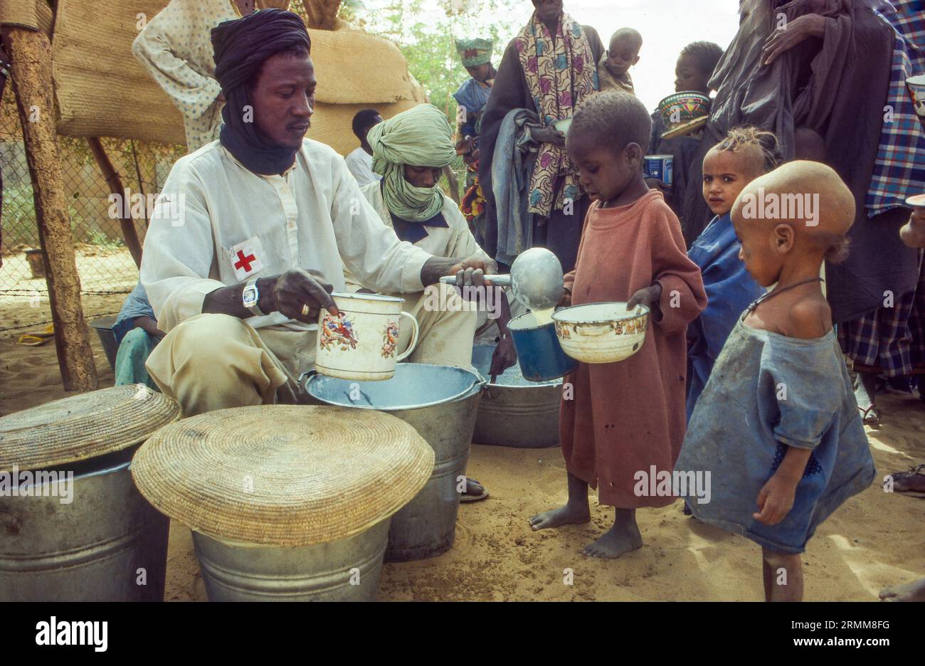 Mali, Gao. Unterernährte Kinder erhalten Nahrung in einem Flüchtlingscamp des Roten Kreuzes. Stockfoto