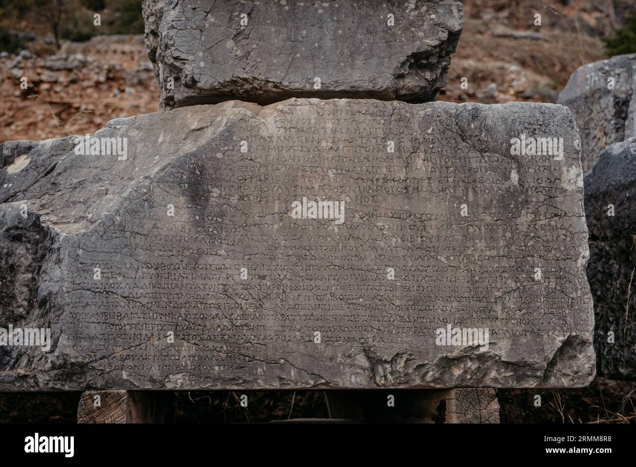 Alte griechische Schriften, orakel von apollo delphi griechenland, UNESCO archäologische Ruinen mit Mythos, reiches Erbe auf dem Berg parnassus Stockfoto