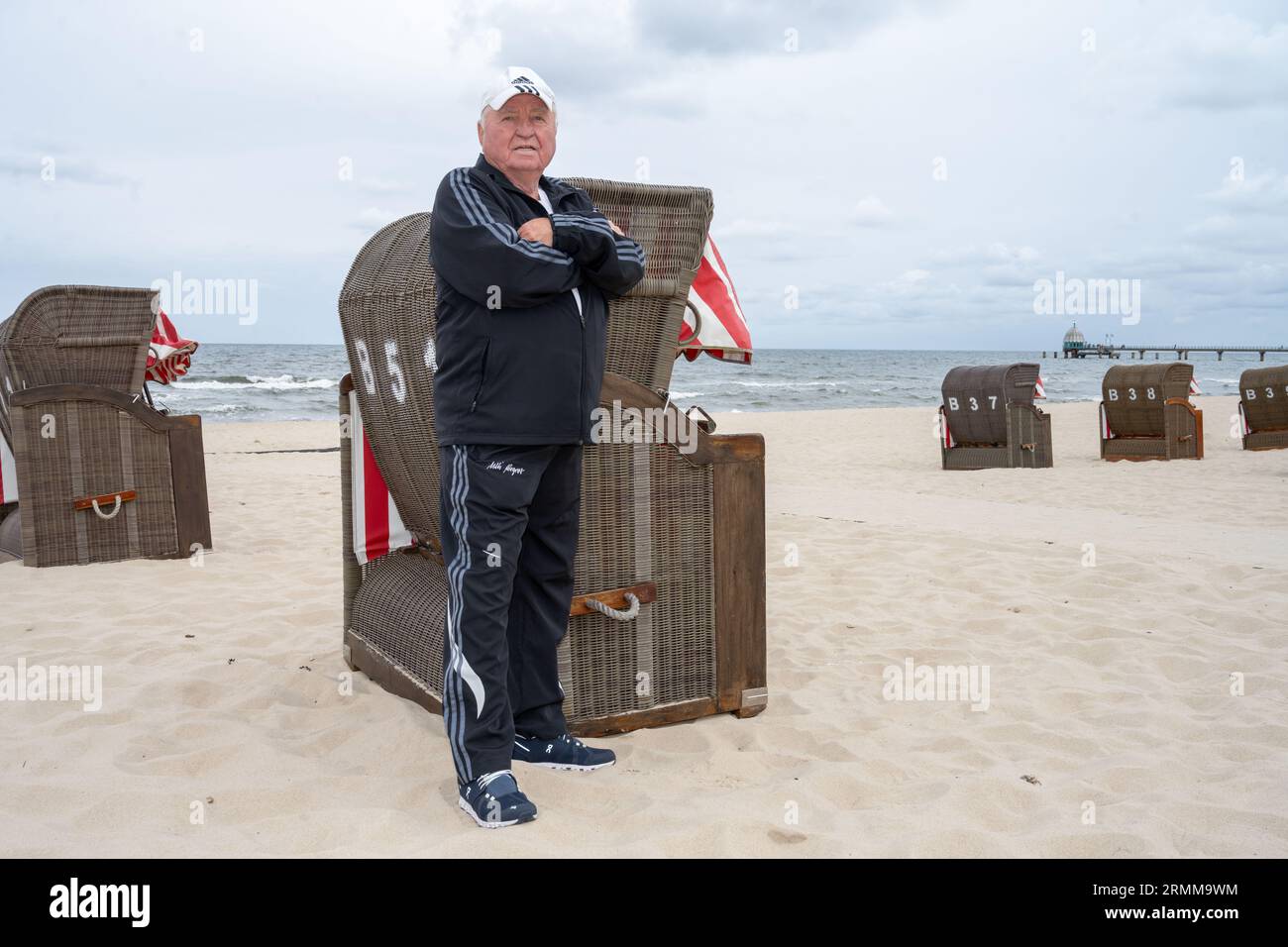 29. August 2023, Mecklenburg-Vorpommern, Zinnowitz: Ulli Wegner, Boxtrainer-Legende, besucht die Insel Usedom. Am Mittwoch (30.08.2023) liest Ulli Wegner aus seinem Buch „mein Leben in 13 Runden“ bei einer öffentlichen Lesung im Baltic Sport and Holiday Hotel in Zinnowitz als einer der ältesten Trainer im deutschen Profiboxen. Seit 2013 trägt eine Sporthalle in der Stadt Usedom auf der Insel Usedom den Namen Ulli Wegner. Foto: Stefan sauer/dpa Stockfoto