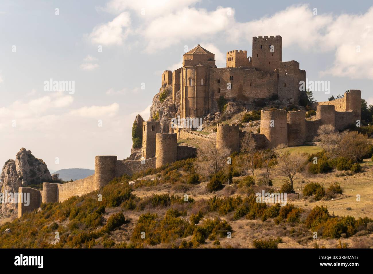 Tauchen Sie ein in die mittelalterliche Vergangenheit Spaniens mit diesem faszinierenden Foto von Loarre Castle, einem Meisterwerk in Huesca. Stockfoto