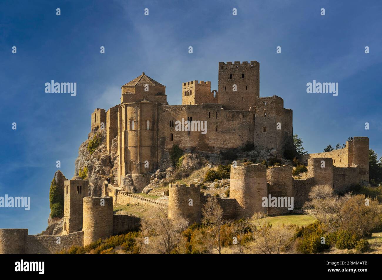 Tauchen Sie ein in die mittelalterliche Schönheit Spaniens mit diesem fesselnden Foto der imposanten Burg Lorraine in Huesca. Stockfoto