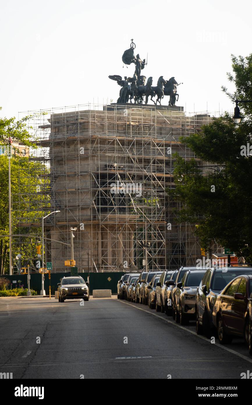 Grand Army Plaza Arch mit weißem Stoff für eine Restauration in Brooklyn NYC Stockfoto