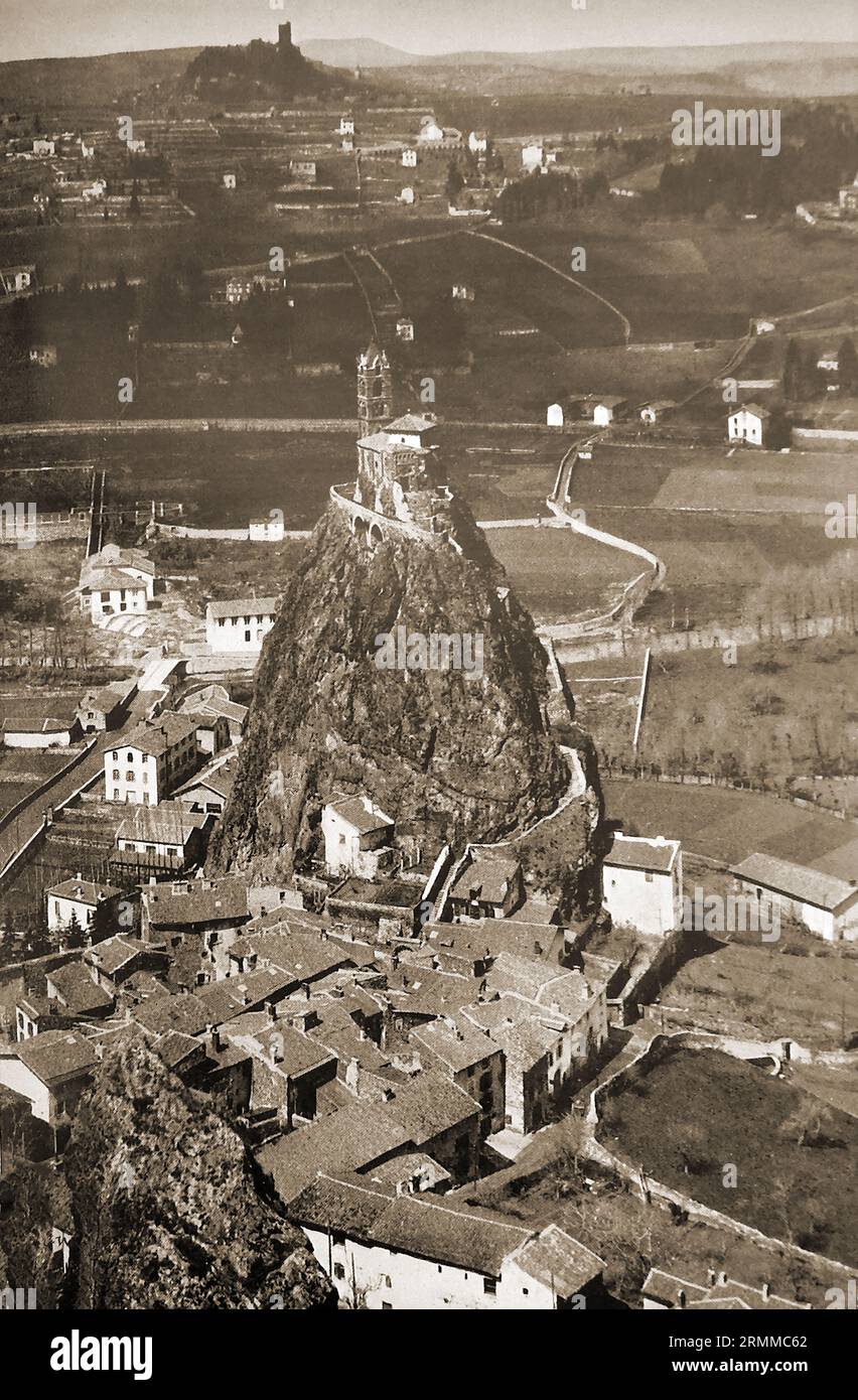 Frankreich 1939 - Blick auf den Rocher, St Michel de Puy, -Frankreich 1939 - vue du Rocher, St Michel de Puy 0 , ancienne cheminée volcanique Stockfoto
