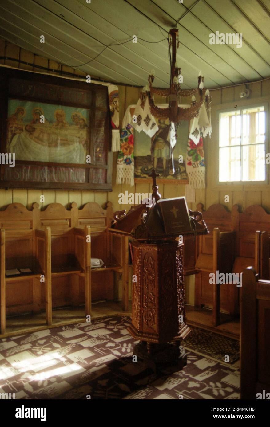 Suceava County, Rumänien, ca. 2000. Das Innere des Klosters Rarau aus dem 15. Jahrhundert. Traditionell gestaltete Möbel. Stockfoto