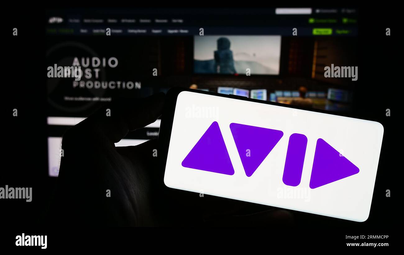 Person, die ein Smartphone mit dem Logo des US-Softwareunternehmens Avid Technology Inc. Auf dem Bildschirm vor der Website hält. Konzentrieren Sie sich auf das Display des Telefons. Stockfoto