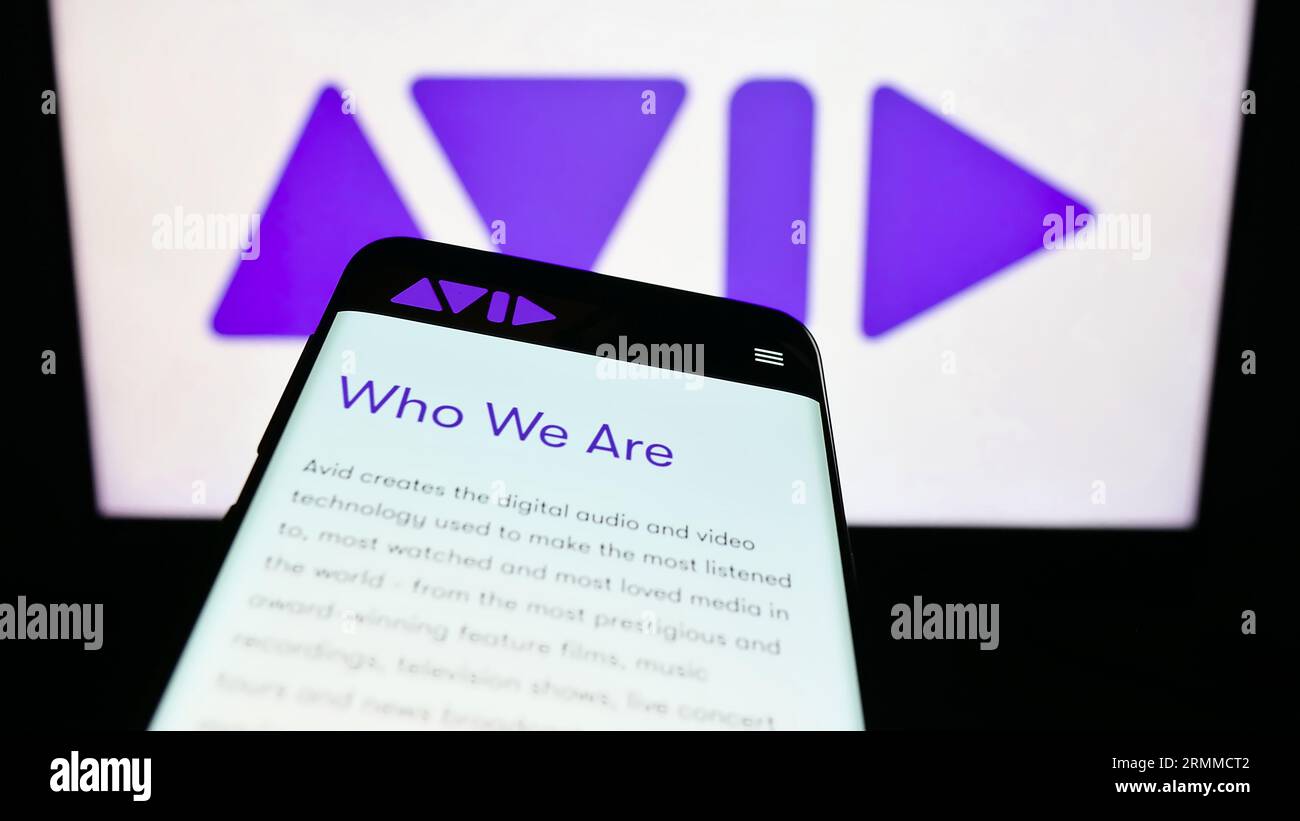 Mobiltelefon mit Website des US-Softwareherstellers Avid Technology Inc. Auf dem Bildschirm vor dem Firmenlogo. Konzentrieren Sie sich auf die obere linke Ecke des Telefondisplays. Stockfoto